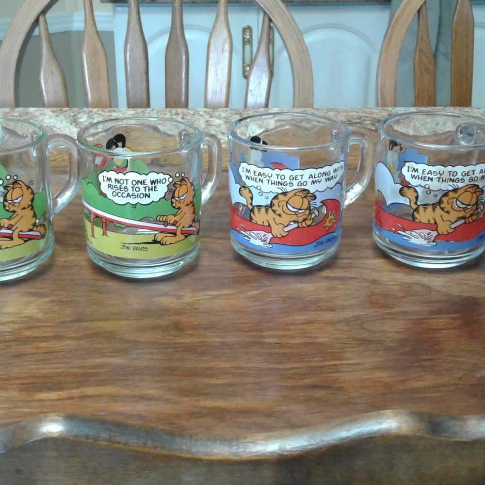 set of  4 vintage Garfield coffee mugs.